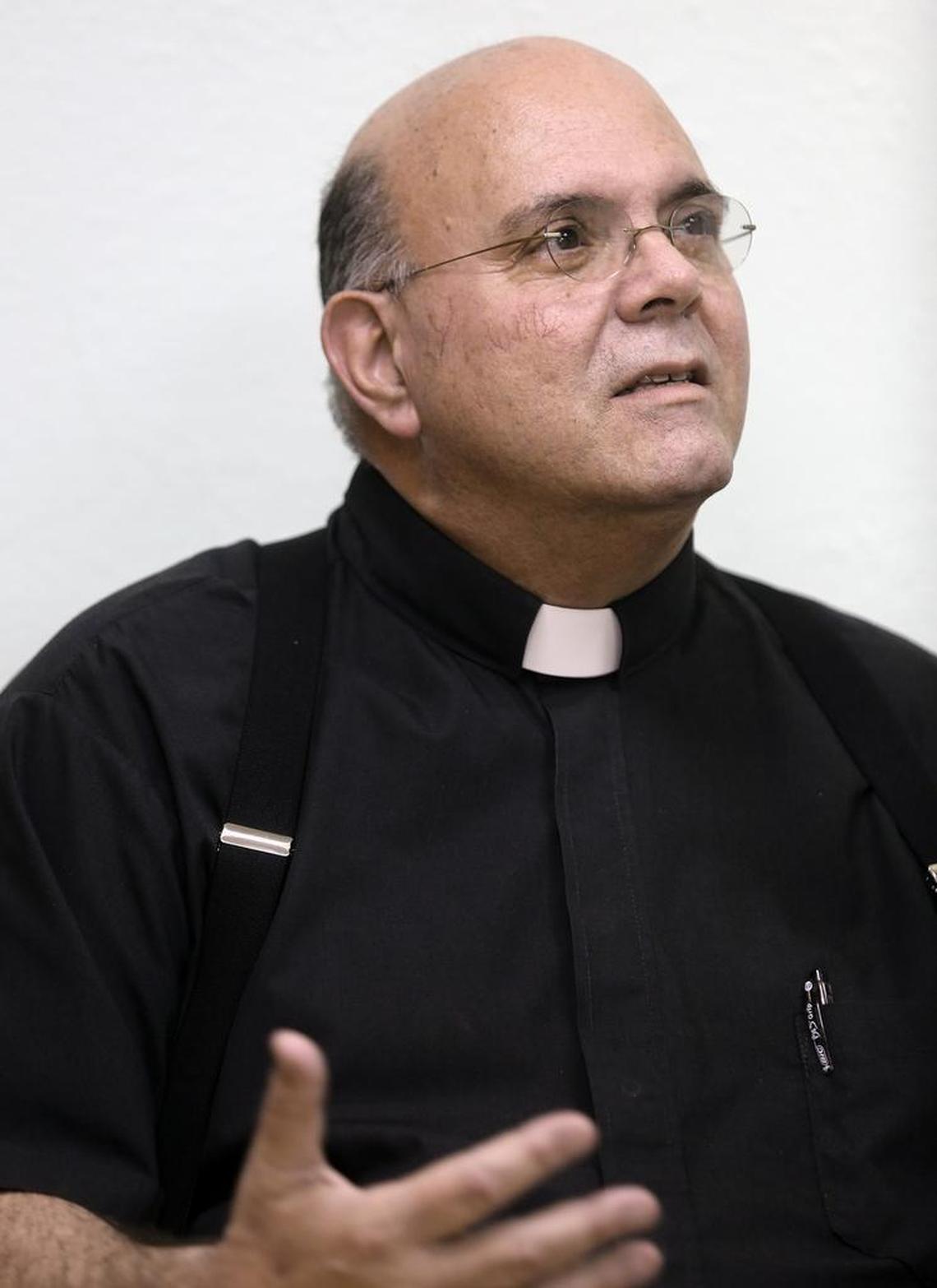 Fernando Heria, rector de la Ermita de la Caridad (Santuario de Nuestra Señora de la Caridad) en Miami, reflexiona sobre la muerte del exlíder cubano Fidel Castro, la mañana del sábado 26 de noviembre de 2016. “Es hora de sanar y buscar la paz”, dijo Heria.