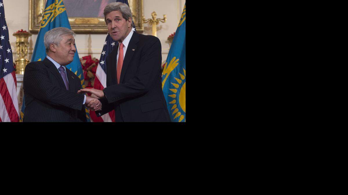 
U.S. Secretary of State John Kerry shakes hands with Kazakhstan Foreign Minister Yerlan Idrisov, left, before a working lunch at the State Department in Washington, D.C., Dec. 10, 2014. 
