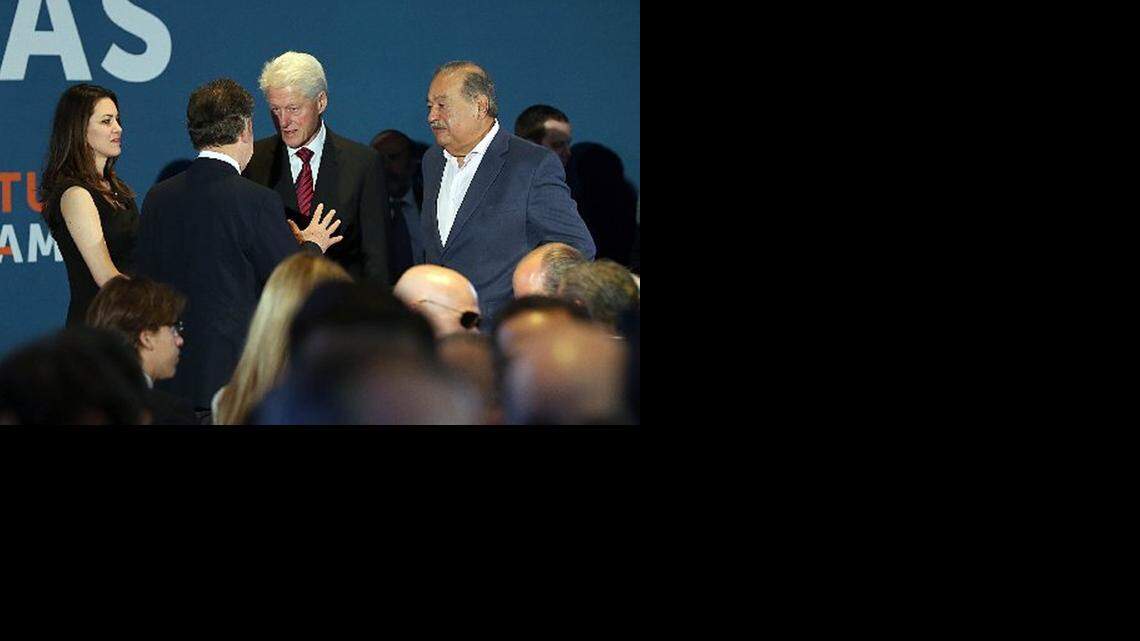 
Bill Clinton, center, meets with businesswoman Susan Fonseca, Colombia President Juan Manuel Santos and businessman Carlos Slim on Thursday at the University of Miami.
