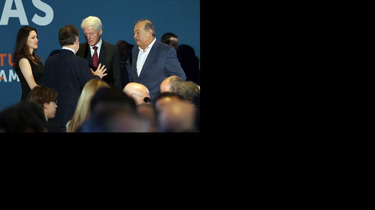 
Bill Clinton, center, meets with businesswoman Susan Fonseca, Colombia President Juan Manuel Santos and businessman Carlos Slim on Thursday at the University of Miami.
