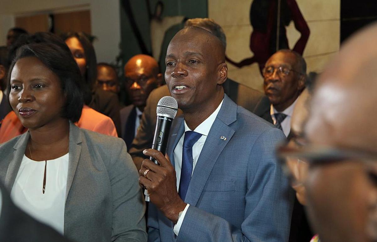 El presidente de Haití, Jovenel Moïse, acompañado de su esposa, Martine Marie Etienne Joseph, habla con un grupo de haitianos que viven en el sur de la Florida y que le dieron la bienvenida en su primera visita a Miami como presidente, durante una reunión comunitaria en el Centro Cultural Pequeño Haití, el viernes 16 de junio de 2017.