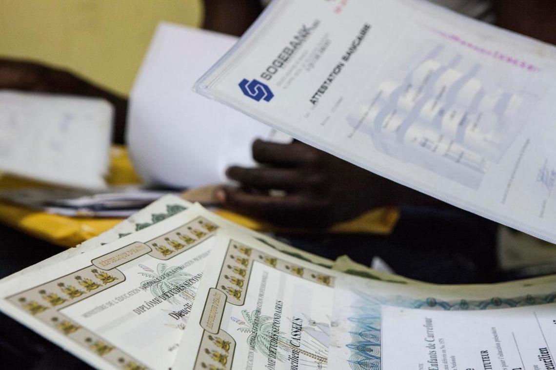 Dieucilien Casseus arrived in Chile two years ago, leaving behind a wife, four daughters and a 12-year teaching career. Since then, he’s been fighting deportation, shuffling between work and immigration appointments. Among the documents, his Haitian teaching degree that is useless in Chile.