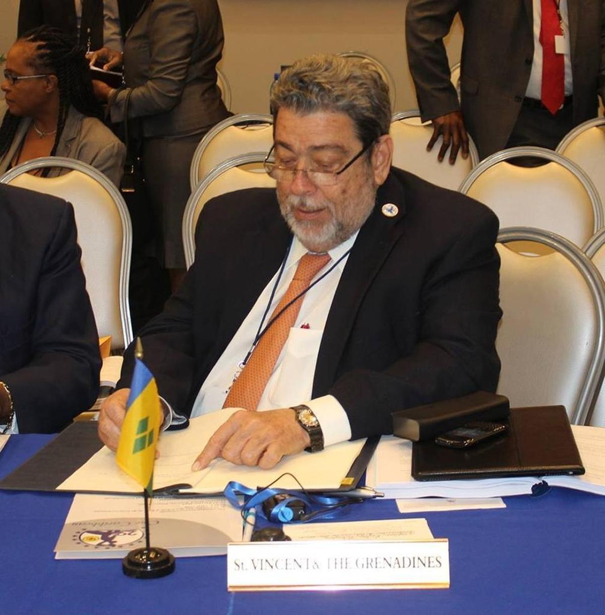 El primer ministro de San Vicente y las Granadinas, Ralph Gonsalves, dijo que varios gobiernos regionales no están satisfechos con la decisión de Perú de retirar la invitación al presidente de Venezuela, Nicolás Maduro, de la Cumbre de las Américas del próximo mes en Lima.