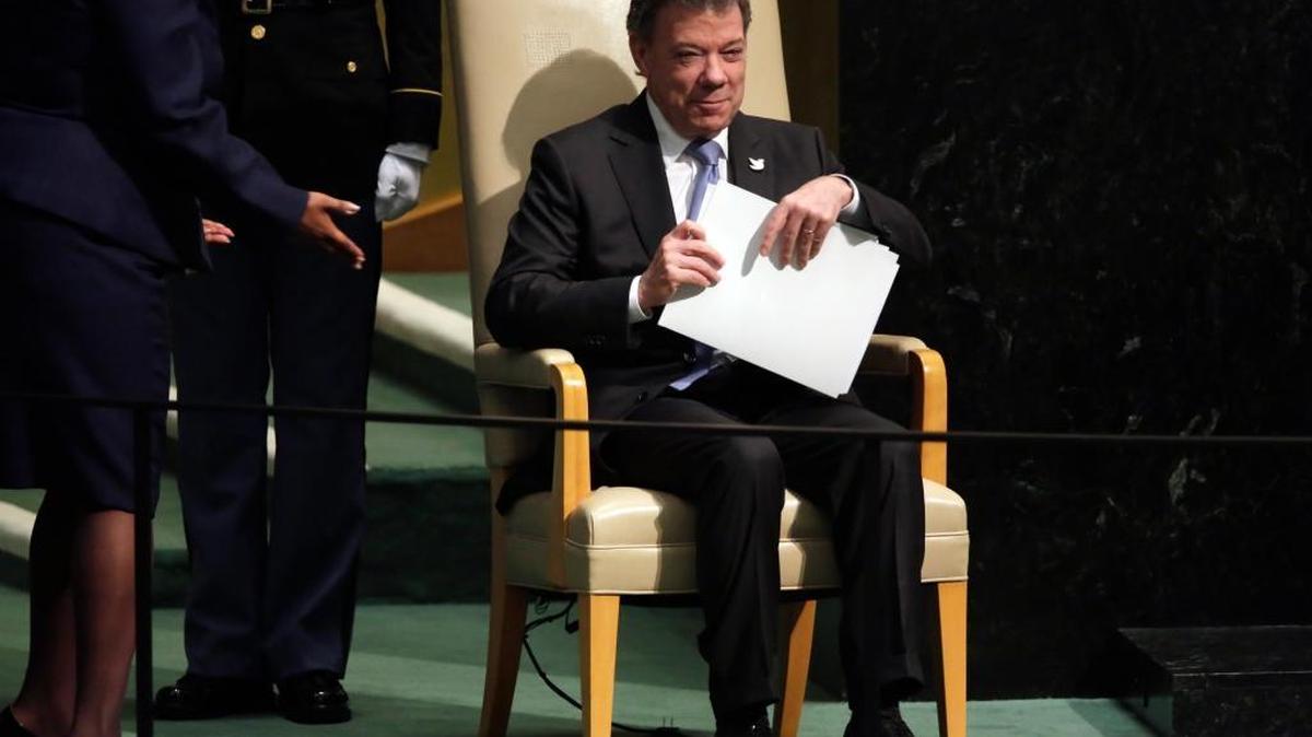 
Colombia's President Juan Manuel Santos Calderon listens to applause after his address the 70th session of the United Nations General Assembly, at U.N. Headquarters, Tuesday, Sept. 29, 2015.
