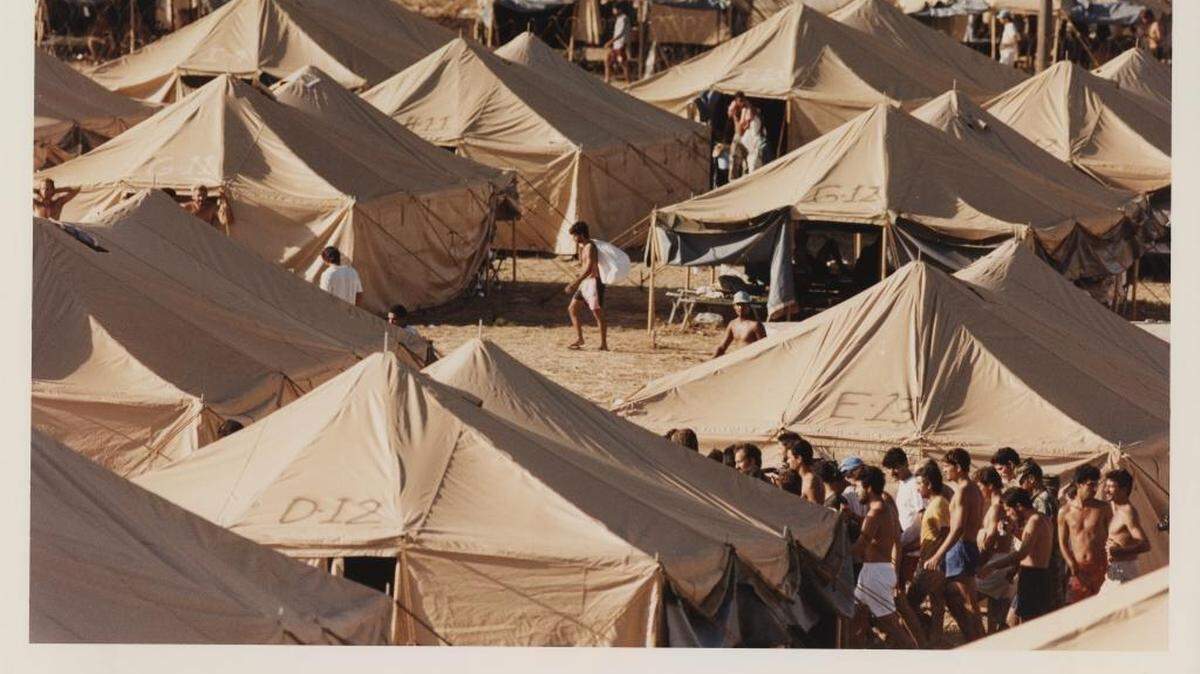 En 1994 el presidente de Estados Unidos Bill Clinton envió a decenas de miles de refugiados haitianos y cubanos a vivir en tiendas de campaña en la base naval estadounidense en la bahía de Guantánamo.