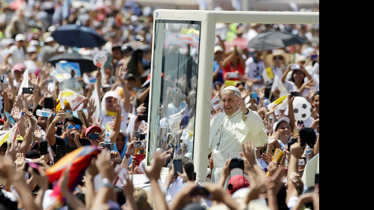 
Pope Francis greets the crowd as he makes his way to the main altar in the popemobile to celebrate Mass at Samanes Park in Guayaquil, Ecuador, Monday, July 6, 2015. The Pontiff is visiting Ecuador, Bolivia and Paraguay on the occasion of his Apostolic trip from July 5 to July 12. 

