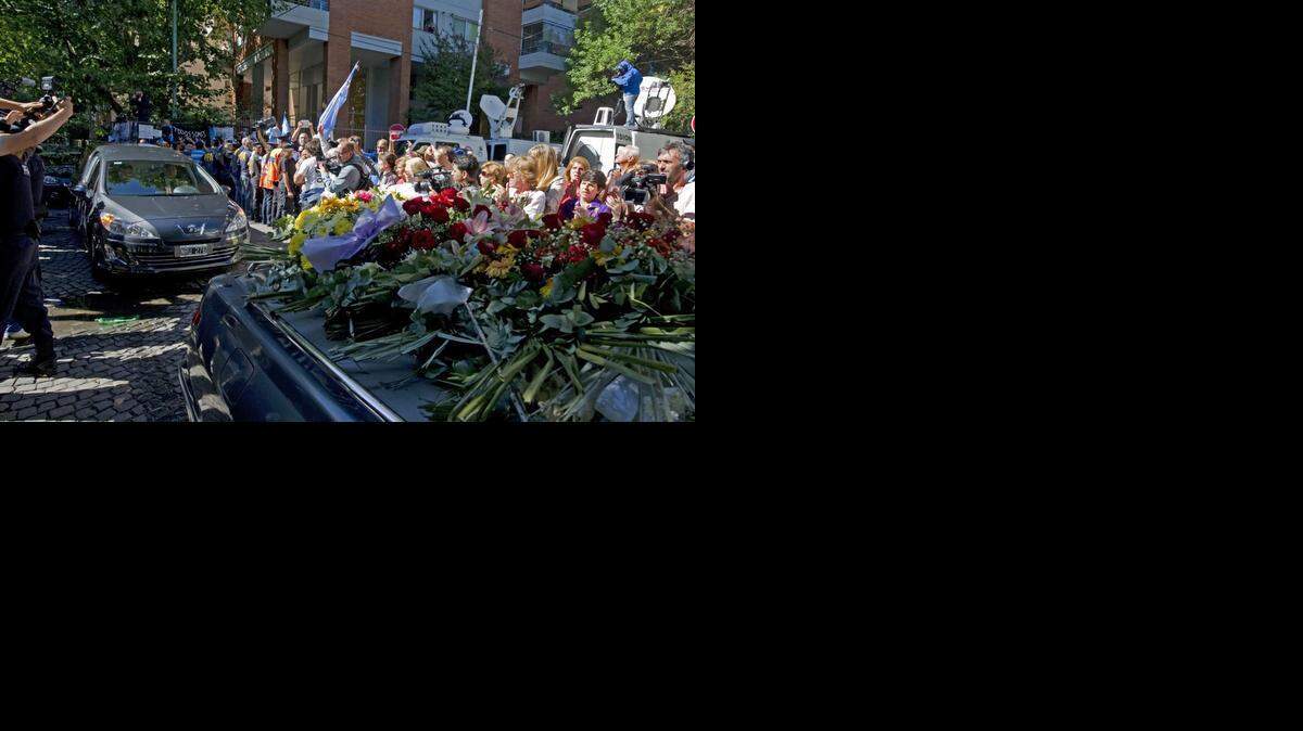 
The funeral cortege carrying the remains of Argentine prosecutor Alberto Nisman departs for La Tablada Israelite cemetery in Buenos Aires, on January 29, 2015. 
