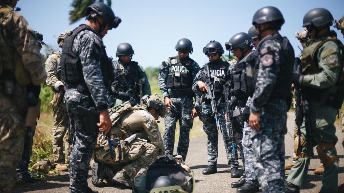 A U.S. Army Special Forces Soldier demonstrates to U.S. and Panamanian security forces how to secure a casualty Feb. 1, 2018, prior to an air evacuation during a training exchange in Colon, Panama.