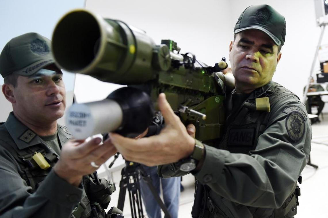 Venezuelan Defense Minister Vladimir Padrino Lopez, right, mans a Russian-made portable air-defense surface-to-air missile launcher in Caracas on March 14, 2015.