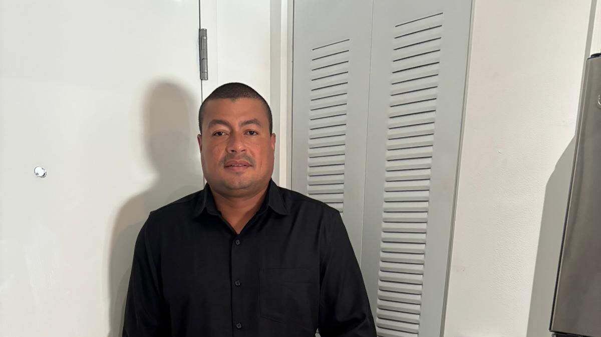 Nerwys Alexandro Reyes Pineda, 42, a Venezuelan man detained at the Krome North Service Processing Center in Miami, says he would rather return to the country he fled, despite fearing for his life, than remain locked in what he describes as inhumane U.S. immigration detention conditions.