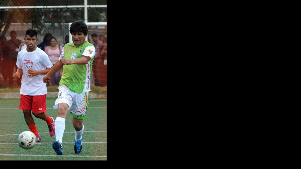 
Bolivian President Evo Morales(R) plays football during a friendly match in the framework of the Peoples Summit at the University of Panama on April 10, 2015. 
