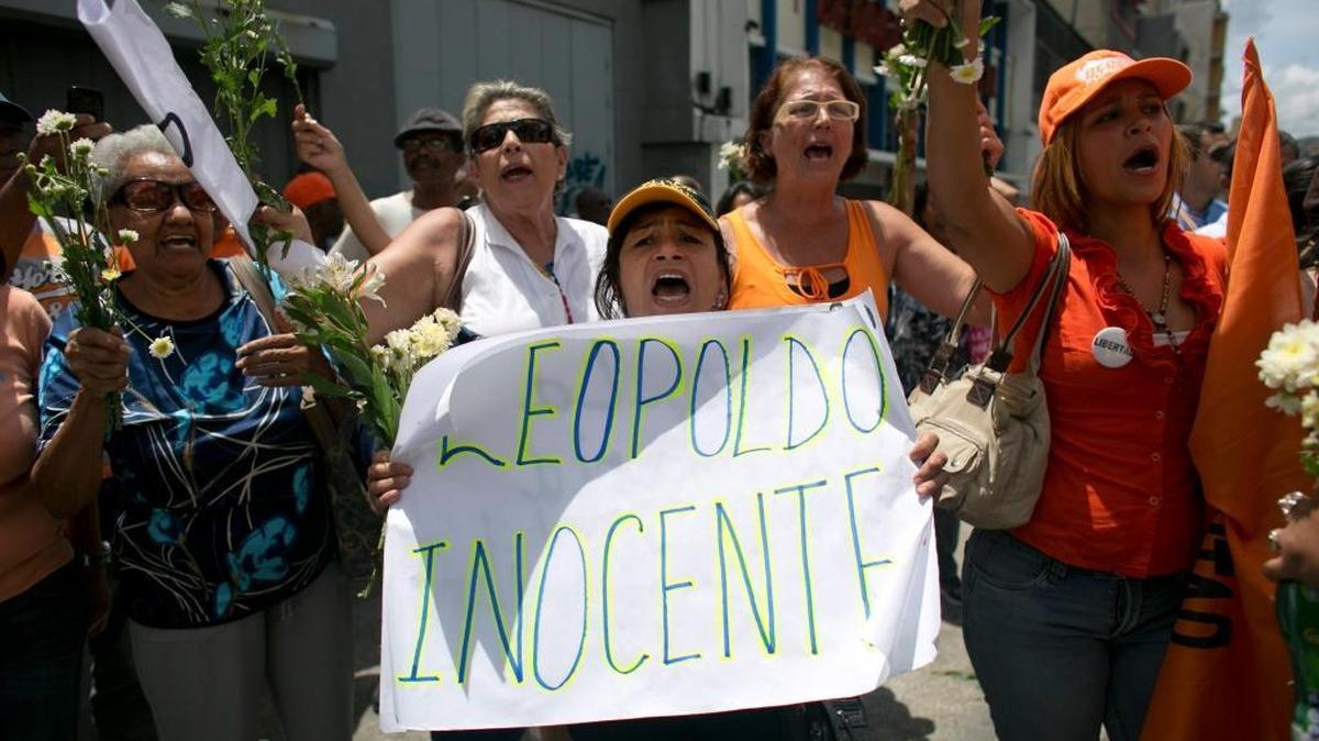 
A group of women chant slogans in support of jailed opposition leader Leopoldo Lopez, outside the courthouse in Caracas, Venezuela, Thursday, Sept. 10, 2015. Members of Lopez's party arrived early in the morning to protest and pray, as they have dozens of times since Lopez's imprisonment 19 months ago. Lopez is accused of fomenting violence during a 2014 protest movement, and a verdict could come soon. 
