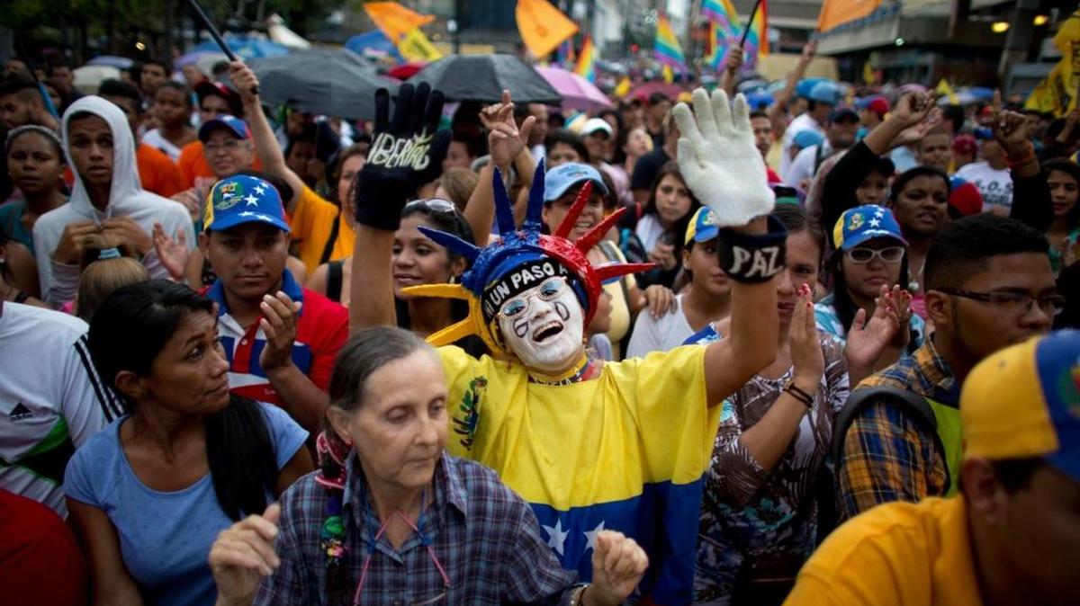 Supporters of the Mesa de la Unidad Democrática (MUD) during the campaign closing in Caracas on December 3, 2015.