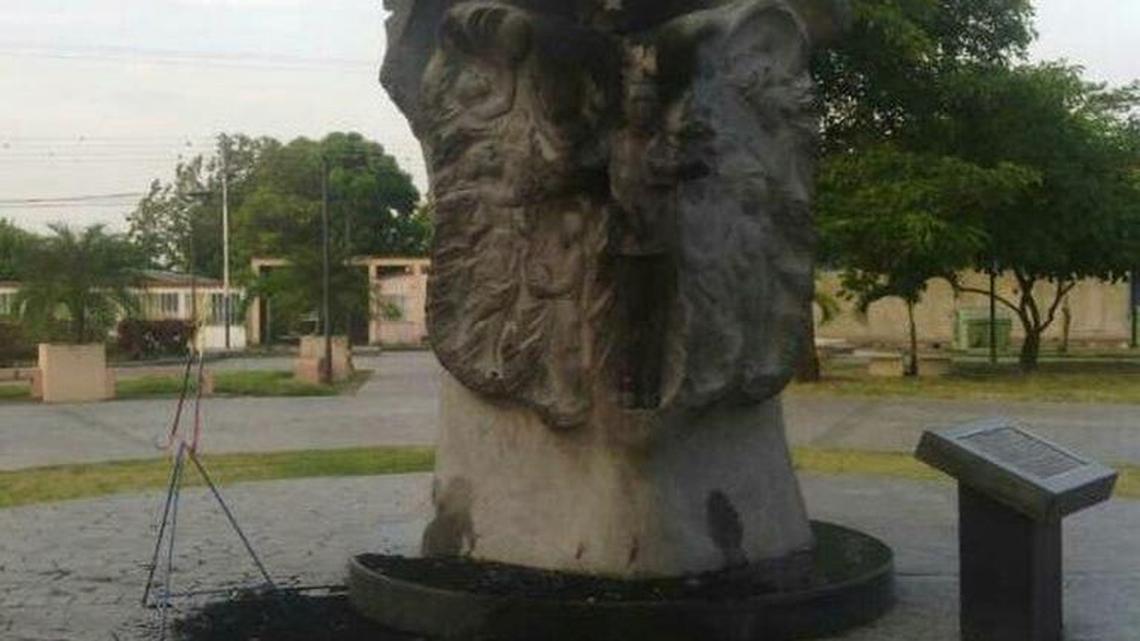 Angered by frequent blackouts, Venezuelan residents of Chávez birthplace burn his statue