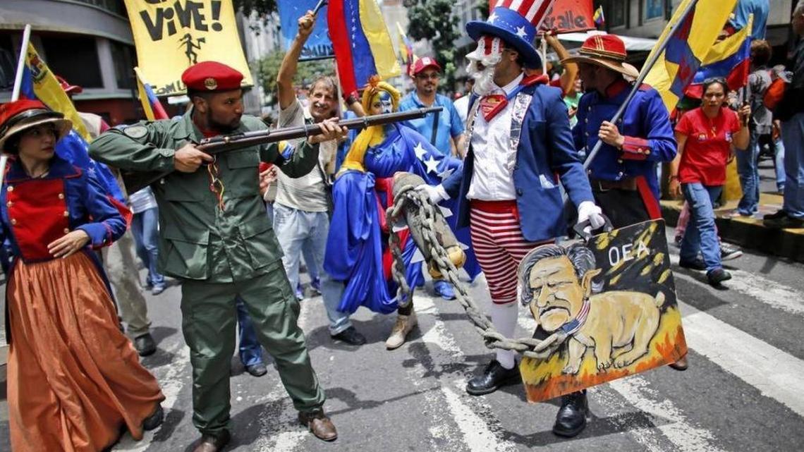 Supporters of Venezuelan President Nicolás Maduro, during a gathering in Caracas, pretend to hold captive “Uncle Sam.”