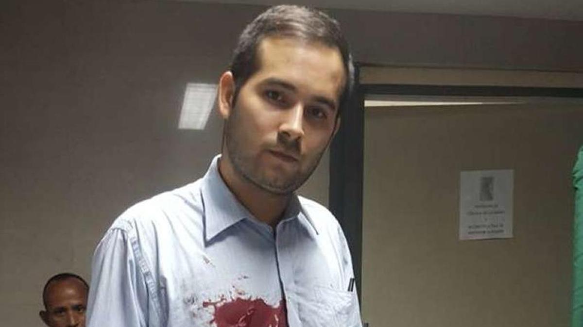 Resident doctor Pedro Quijada was stabbed outside the Venezuelan hospital where he works, the most recent victim of the wave of violence and insecurity that is beginning to reach hospitals.