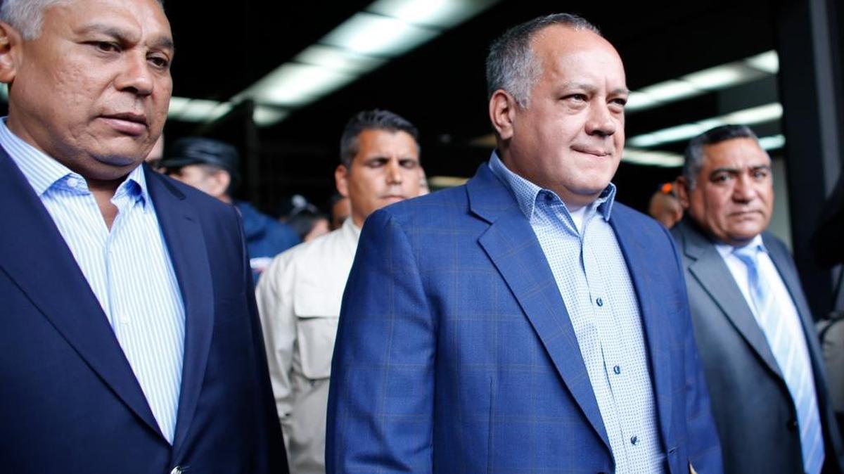 Venezuelan constituent assembly delegate Diosdado Cabello, center, leaves the attorney general’s office in Caracas on Wednesday after accusing the ousted prosecutor’s husband of extortion.