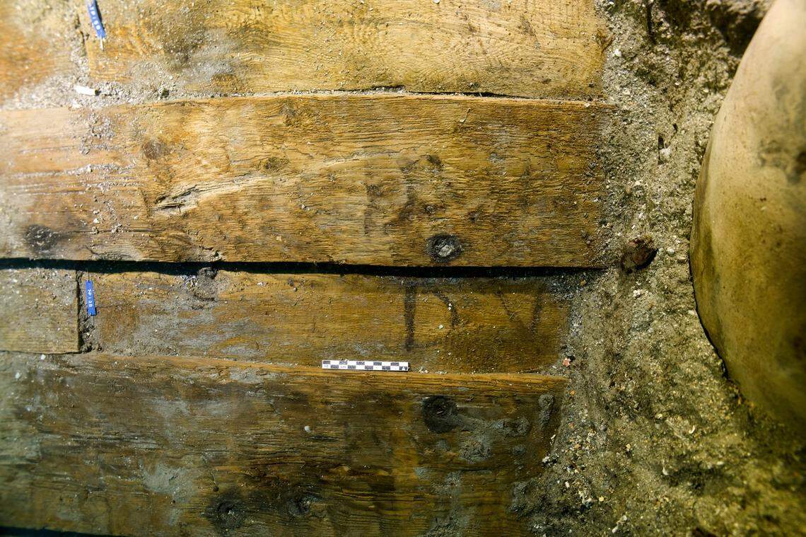 A close-up photo shows the “DV” and “DVI” markings on the planks.