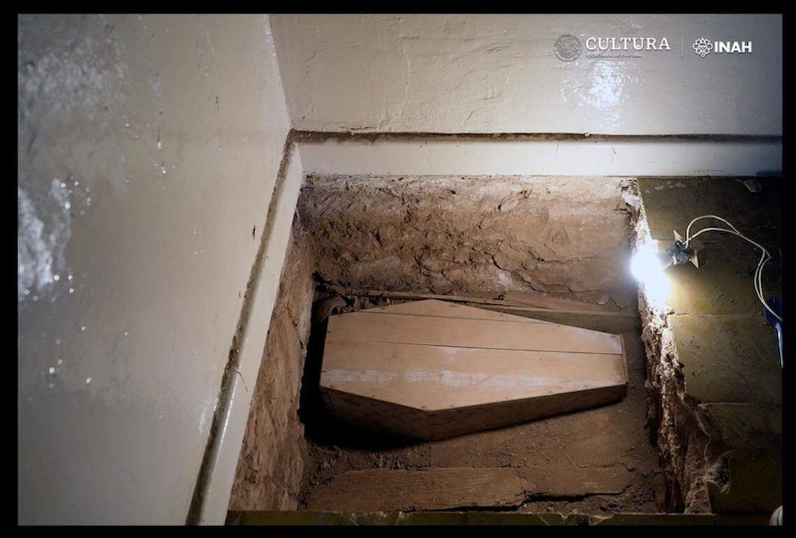 The century-old coffin found at the elementary school in Zacatecas.