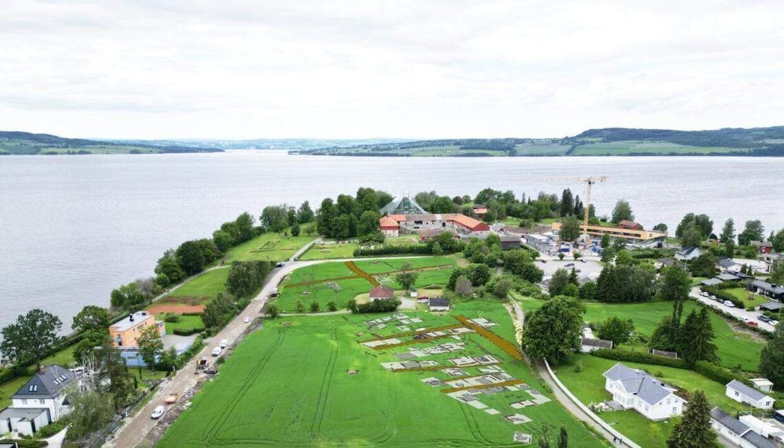 A photo shows the Domkirkeodden site with the radar interpretation map superimposed on it.