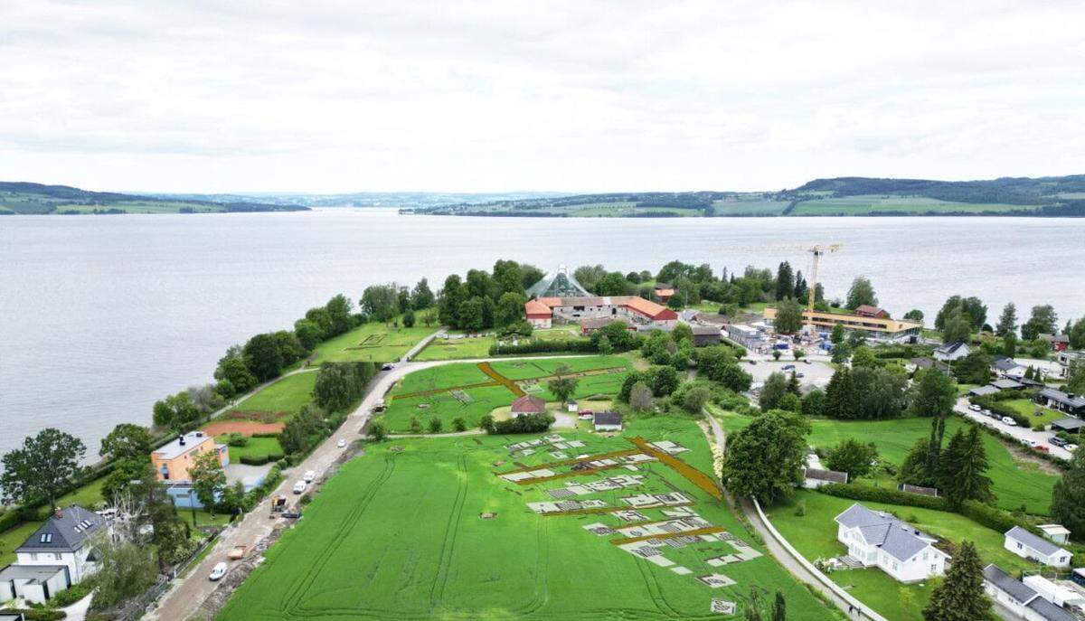 A photo shows the Domkirkeodden site with the radar interpretation map superimposed on it.