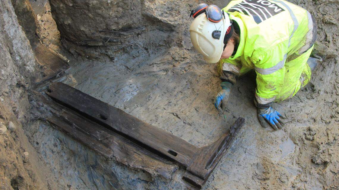 Archaeologists in London unearthed a 2,000-year-old Roman funerary bed, a first-of-its-kind find, and five wooden coffins, photos show.