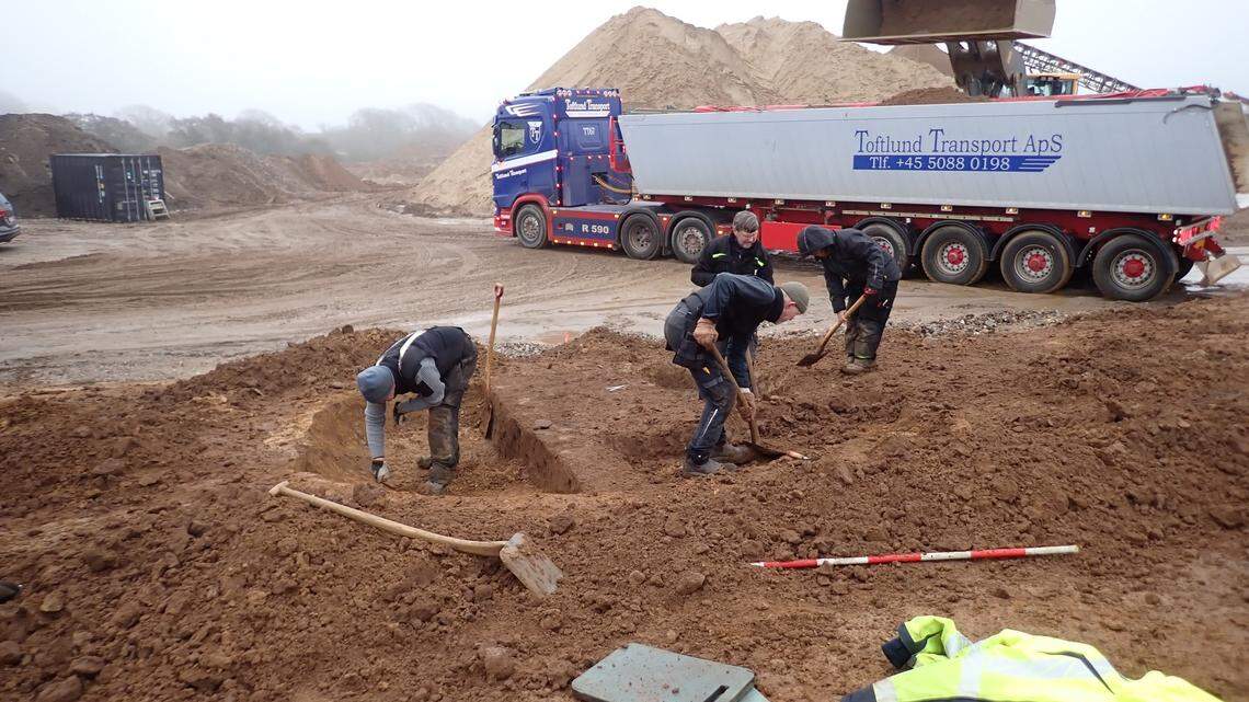 Archaeologists in Stepping excavated an abandoned Iron Age village and unearthed several loom weights used in weaving, a museum said.