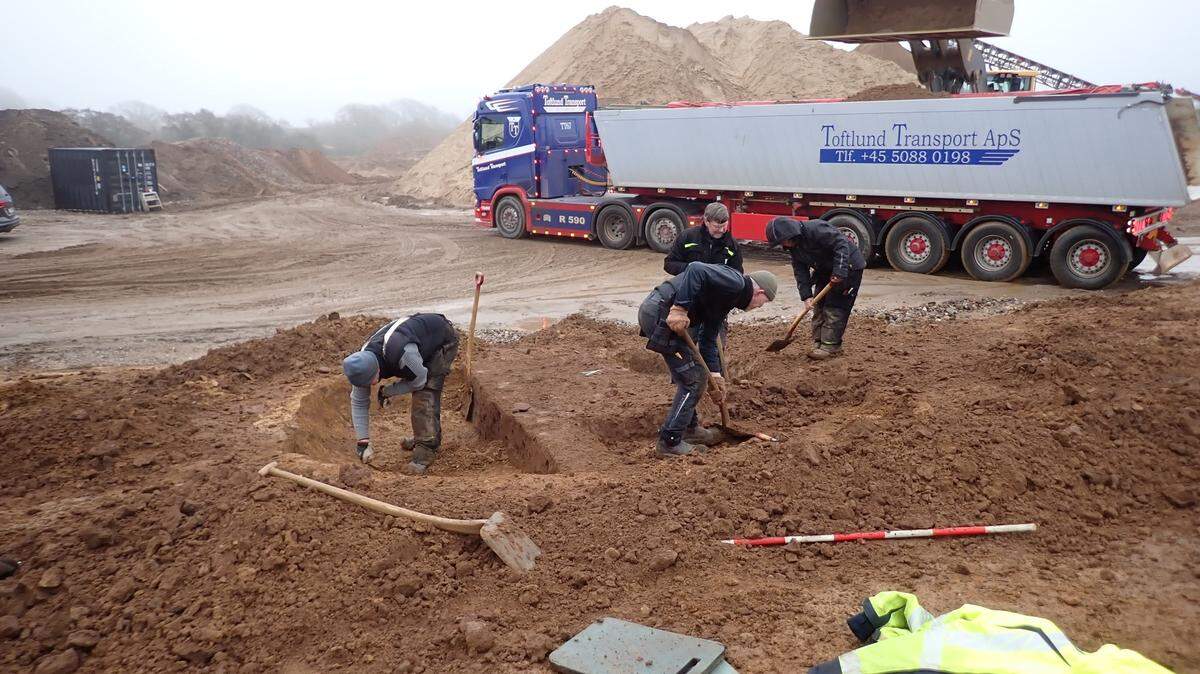 Archaeologists in Stepping excavated an abandoned Iron Age village and unearthed several loom weights used in weaving, a museum said.