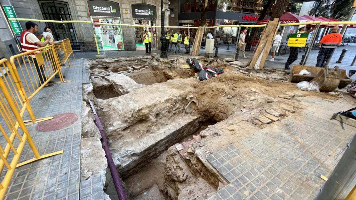 Archaeologists in Spain unearthed the ruins of a 600-year-old protective wall and entryway, photos show and officials said.