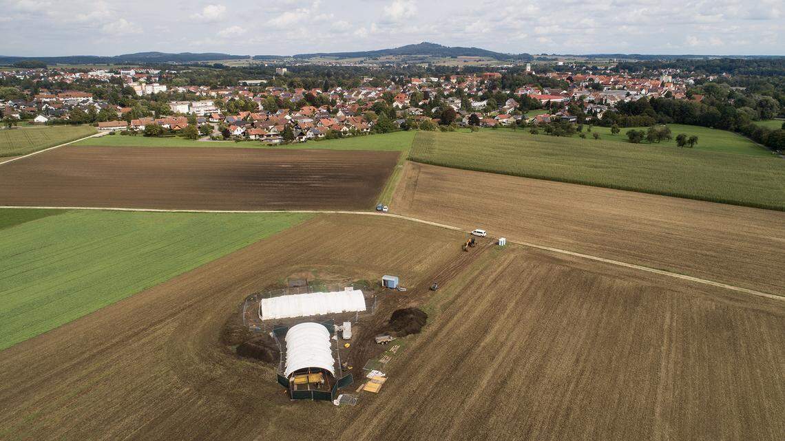 Archaeologists near Riedlingen dug into a mound and found a 2,600-year-old wooden burial chamber looted by grave robbers, photos show.