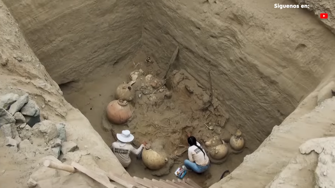 Archaeologists in Huaral found elaborate Chancay culture tomb, with wooden oar, belonging to elite figure with ties to the sea, photos show
