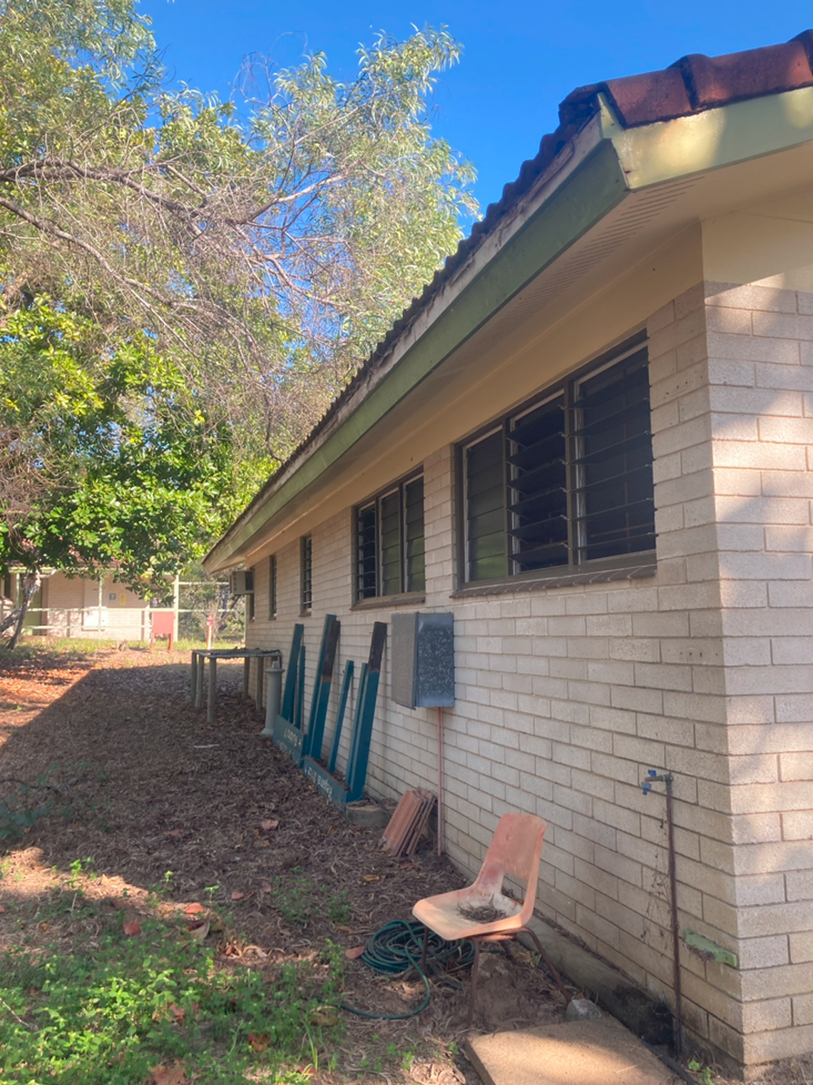 A building at Cape Pallarenda Conservation Park with no gutters.