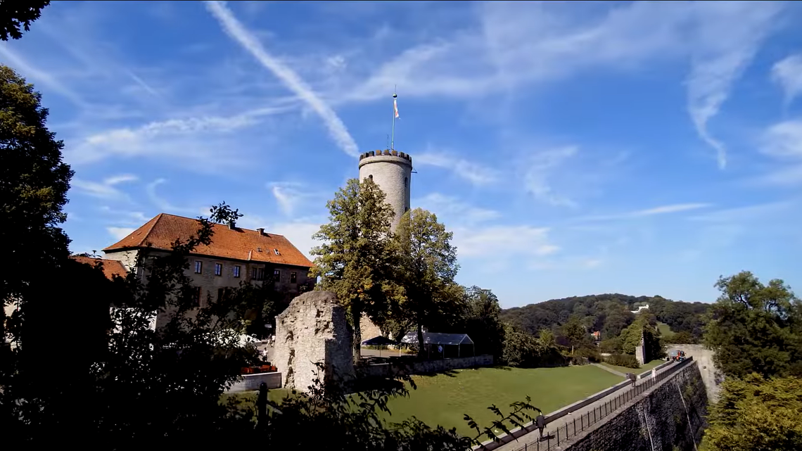 Archaeologists digging up the filled-in moat of Sparrenburg Castle uncovered a forgotten staircase, possibly leading to an unknown cellar.