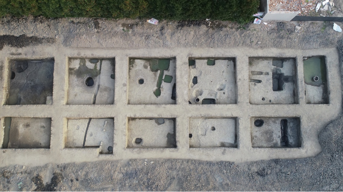 Archaeologists uncovered thousands of coins and artifacts, treasures buried in an emergency 1,400 years ago, at a school in Ningbo, photos show.