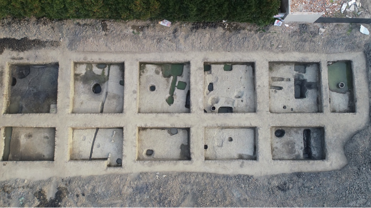 Archaeologists uncovered thousands of coins and artifacts, treasures buried in an emergency 1,400 years ago, at a school in Ningbo, photos show.