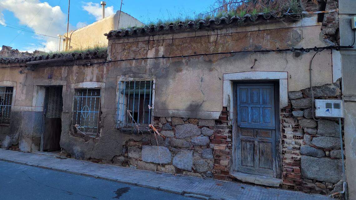 Archaeologists surveyed an abandoned home in Spain and found a medieval Arab bath complex integrated into the building, photos show.