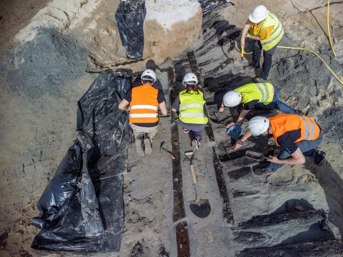 Archaeologists excavate the 400-year-old Ciutadella I shipwreck.