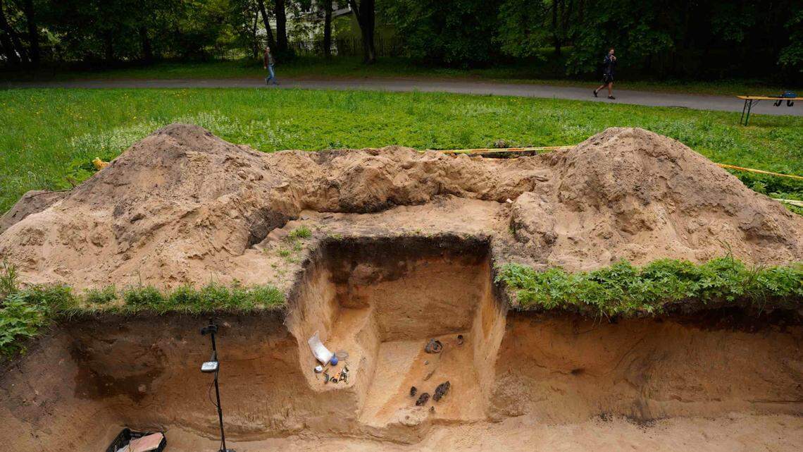 Archaeologists unearthed two 600-year-old graves with a crown, keys, jewelry and other treasures at a park in Vilnius, photos show.