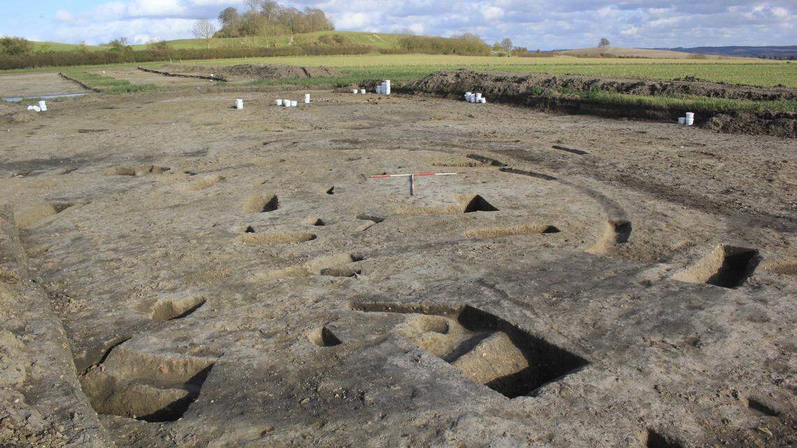 Archaeologists in Oxfordshire found the ruins of a 2,500-year-old site for “high-end” iron working and many related artifacts, photos show.