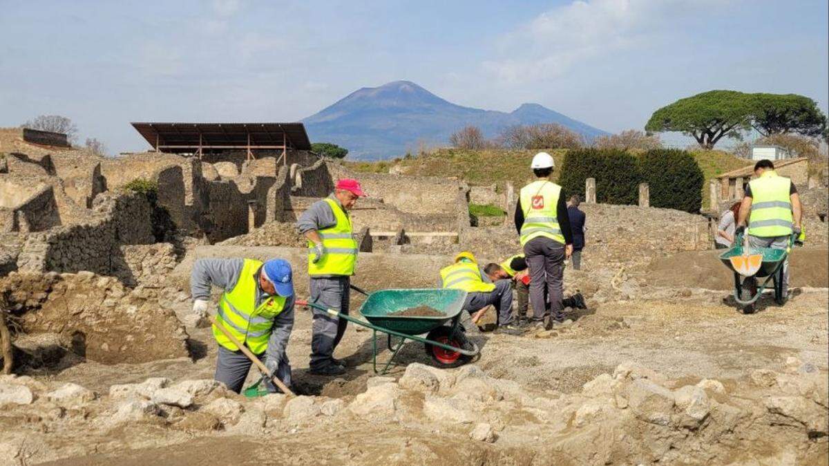 Archaeologists explain the ongoing excavations at Pompeii and new findings about Vesuvius’ eruption date, slavery and daily life for ancient Romans.