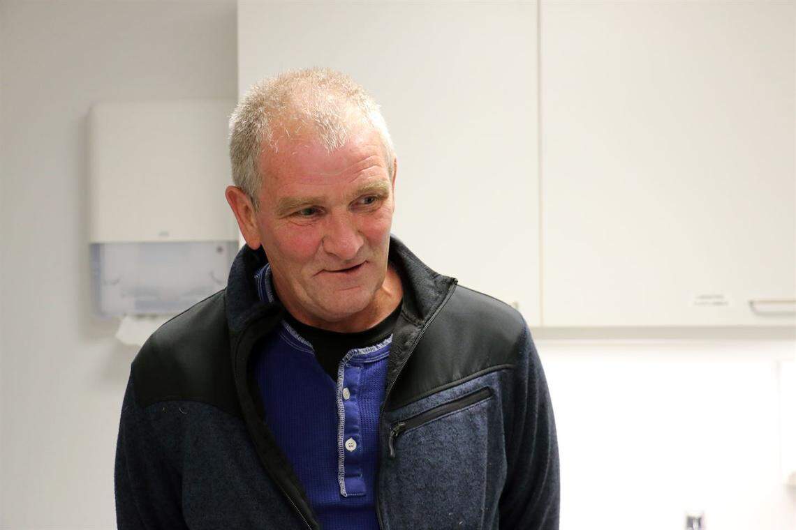 Eirik Ulvatne, the metal detectorist who found the ancient ax, talks with archaeologists.