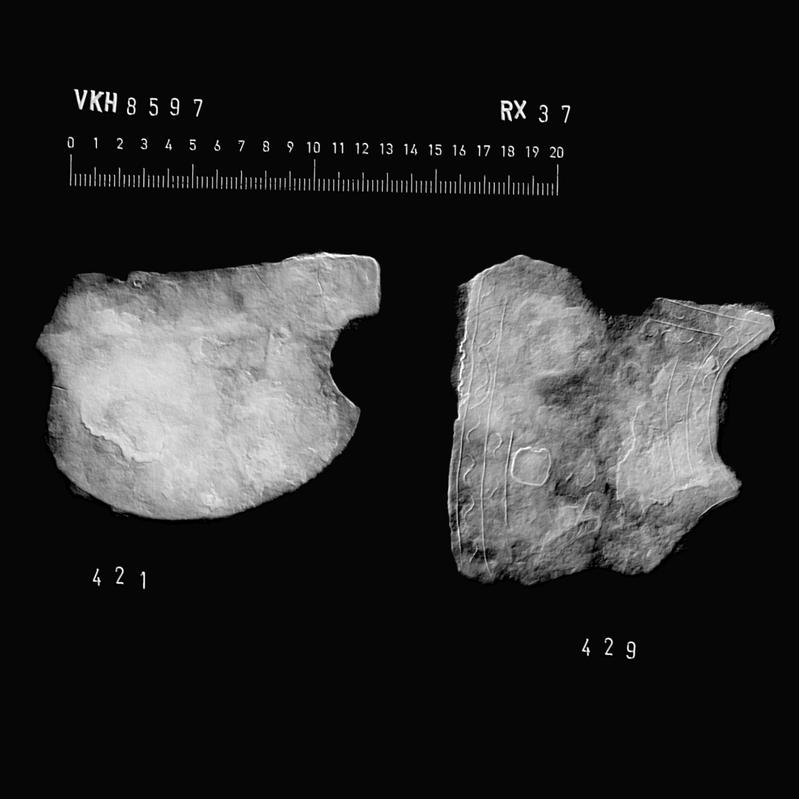 An X-ray scan shows the fragments of an ancient Roman helmet found in Løsning.