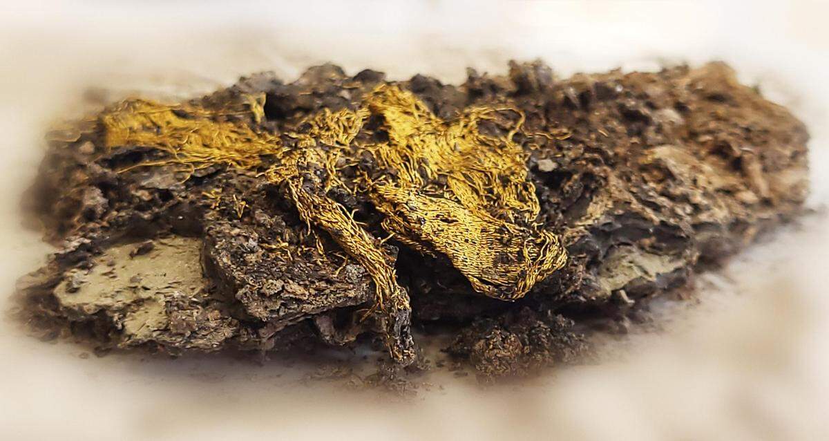 A close-up photo of the gold threads.