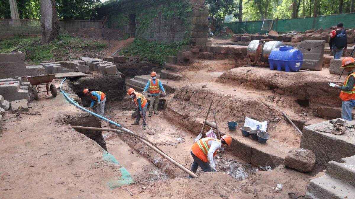 Archaeologists excavating near Angkor Wat uncovered several 900-year-old statues once used to guard a palace gate, photos show.