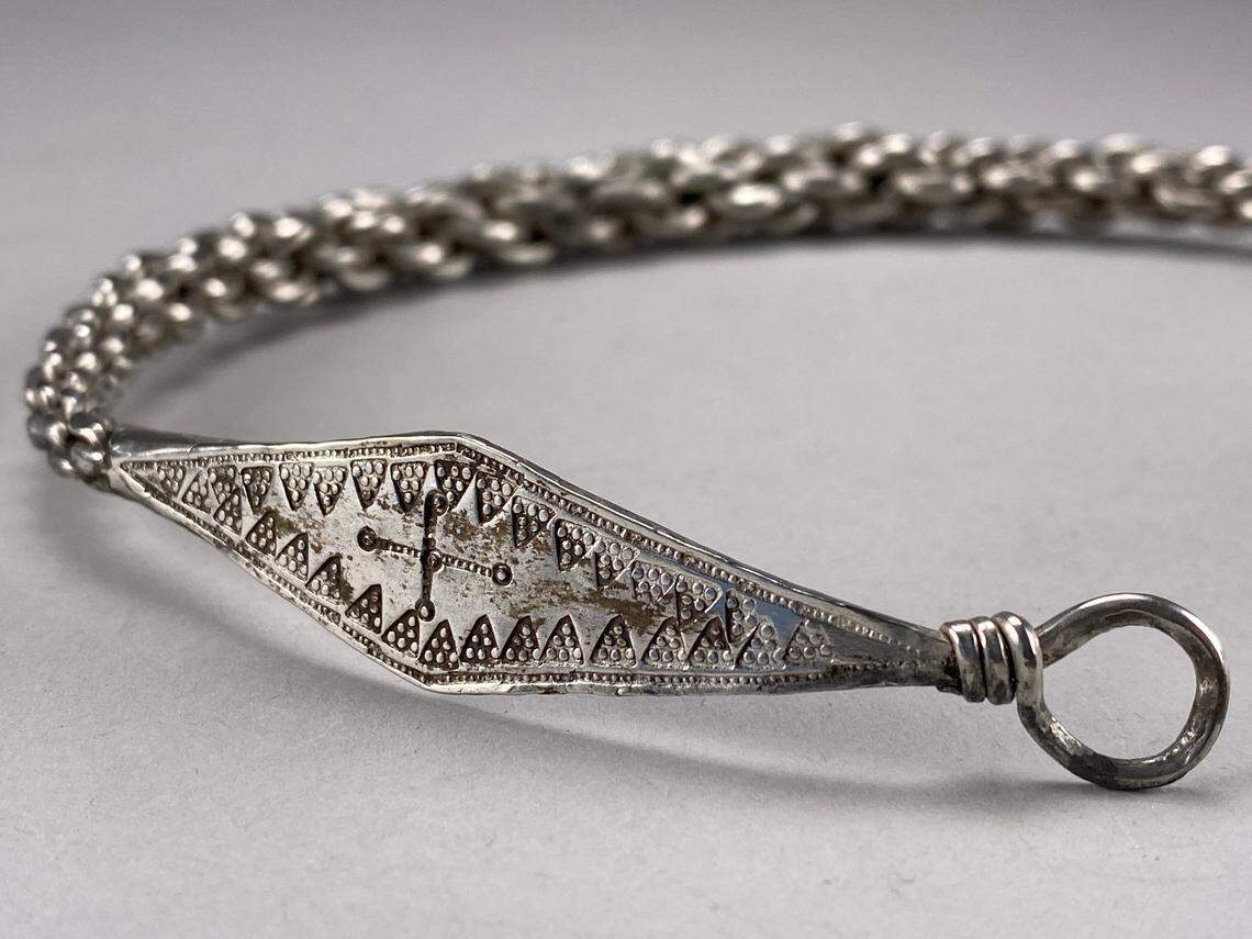 A restored silver necklace from the collection found in Täby.