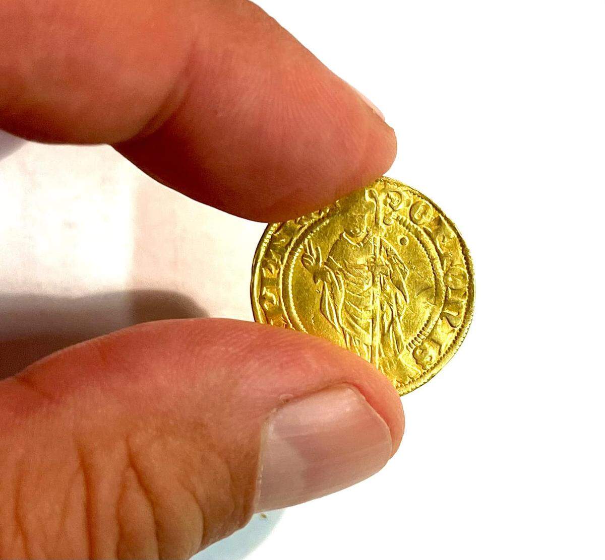 The front of the 600-year-old gold coin found in Kamień.