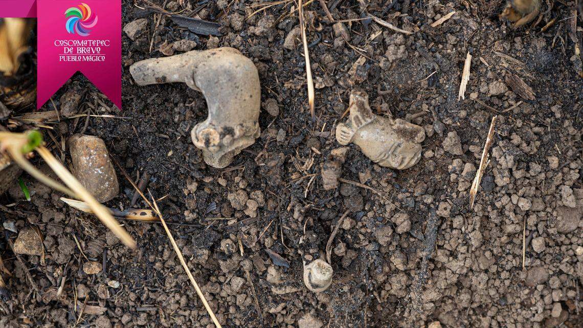 The broken carving found in Coscomatepec.