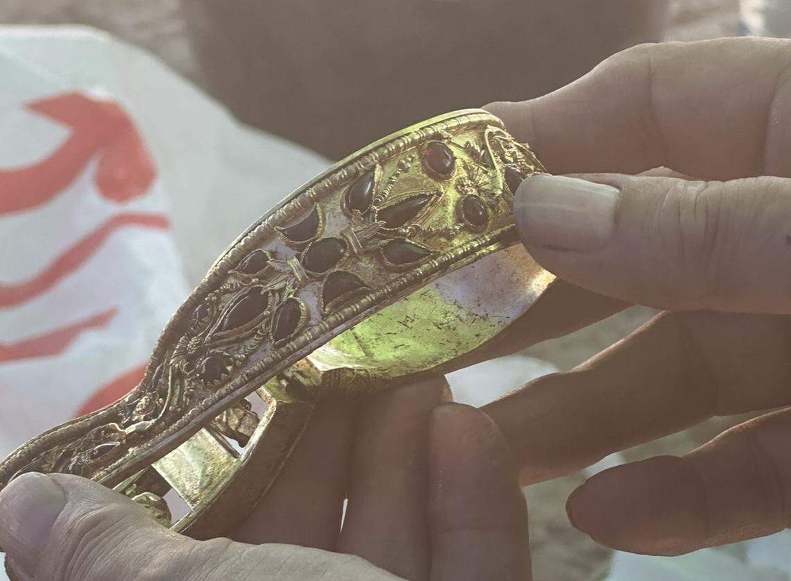 The backside of a gold bracelet found in the grave.