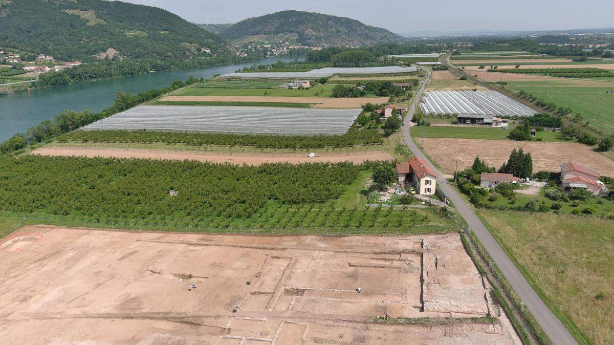 Archaeologists in Laveyron unearthed the 1,900-year-old presses, buildings and storage cellars of a large-scale Roman-era winery, photos show.