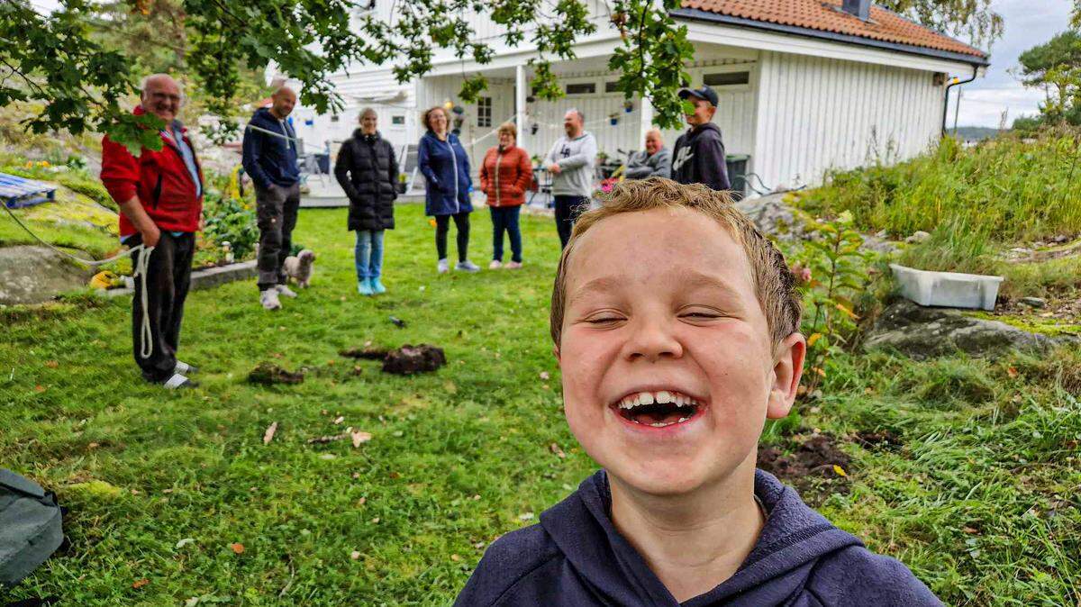 A family looking for a lost earring with a metal detector stumbled on a Viking-era grave, the first-of-its-kind found in Jomfruland, archaeologists said.